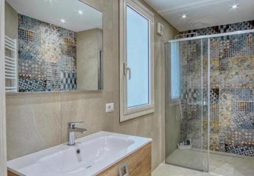 La salle de bains est pourvue d'un lavabo et d'une douche. dans l'établissement Villa Laura, à Cefalù