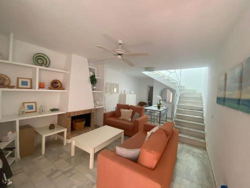 sala de estar con sofá y mesa en AMR Lomos Blancos, en Mojácar