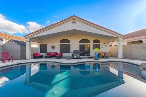 Desert Dame CHIC Family Retreat FREE POOL HEAT!!