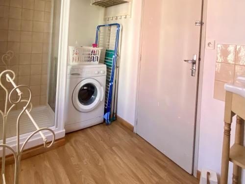 une buanderie avec une machine à laver et un lave-linge dans l'établissement Maison charmante à Bouzigues, proche port et plage - FR-1-604-32, à Bouzigues