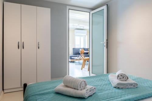 Кровать или кровати в номере Selini Lovely Apartment