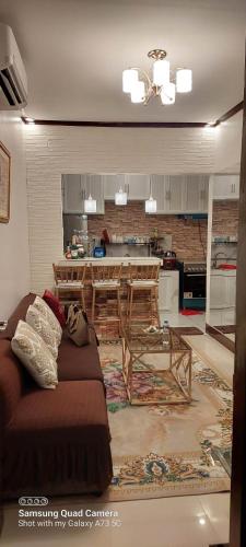 的住宿－Lakeshore Villa，带沙发的客厅和厨房