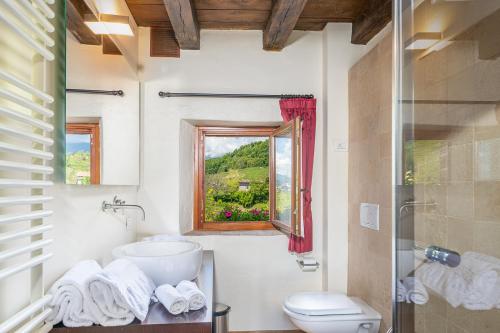 A bathroom at Duca Di Dolle Wine & Relais