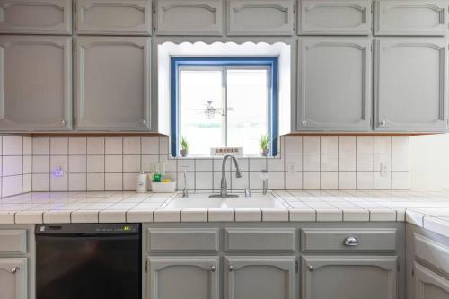 Kuchyň nebo kuchyňský kout v ubytování Relax at Yosemite, Cozy House with King Bed, Private Hot Tub & Fast Wi-Fi, Near town