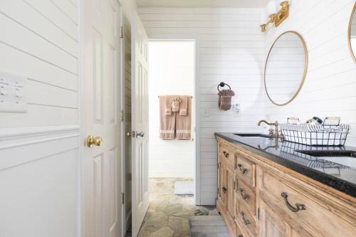 un baño con lavabo y espejo en Relax at Yosemite, Cozy House with King Bed, Private Hot Tub & Fast Wi-Fi, Near town, en Oakhurst