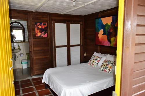 1 dormitorio pequeño con 1 cama en una habitación en Cabañas Navegar- El peñol, Guatape, en Guatapé