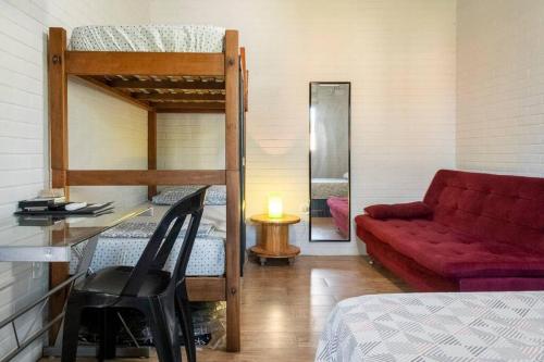 Habitación con cama, sofá y escritorio. en Casa Victour, localização privilegiada, en Bonito