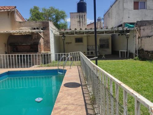 una piscina en el patio trasero de una casa en Casa en Carlos Paz en Villa Carlos Paz