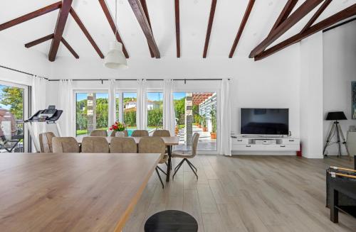 Luxury villa near Šibenik with heated pool, jacuzzi & sauna