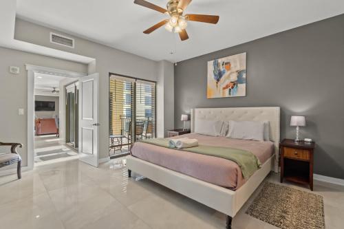 1 dormitorio con 1 cama y ventilador de techo en “Lotusland” Origin at Seahaven! en Panama City Beach