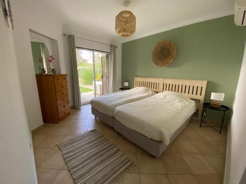 - une chambre avec un lit et une grande fenêtre dans l'établissement Casa Sophie Albufeira, à Albufeira