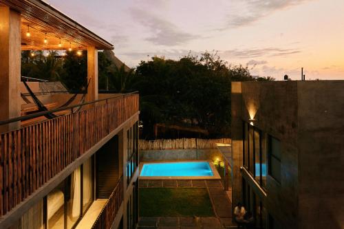 uma piscina no quintal de um edifício em Aldea Paraíso - Adults only - Boutique hotel em Puerto Escondido