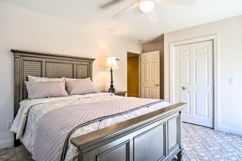 Katil atau katil-katil dalam bilik di Walk to Lake Michigan Spacious Mears Home!
