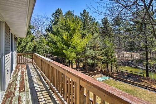 Balkoni atau teres di Walk to Lake Michigan Spacious Mears Home!
