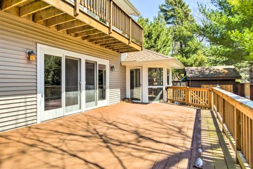 Balkoni atau teres di Walk to Lake Michigan Spacious Mears Home!