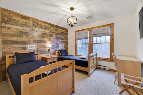 1 dormitorio con 2 camas, mesa y escritorio en A Cozy Fire Is The Best Way To Spend A Cold Night!, en Tannersville