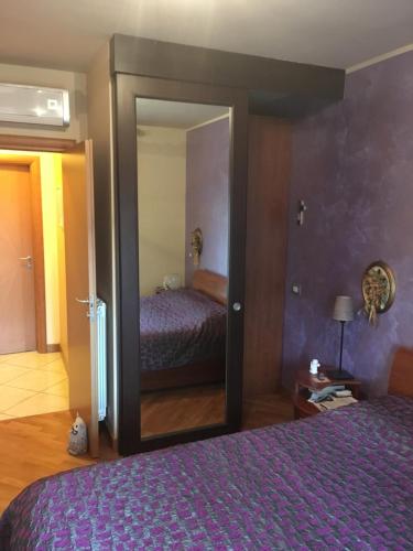 A bed or beds in a room at Appartamento Victoria con parcheggio privato
