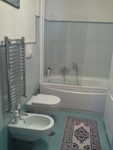 A bathroom at Appartamento Victoria con parcheggio privato