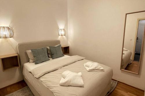 1 dormitorio con 1 cama con 2 toallas en OrestaLiving - BrigittineurLände en Viena