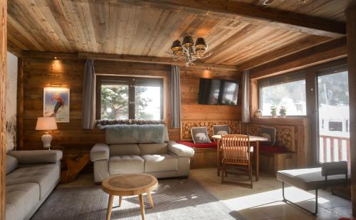 ein Wohnzimmer mit einem Sofa und einem Tisch in der Unterkunft Résidence Deu Sol appartement Chalet Vall d Incles in Canillo