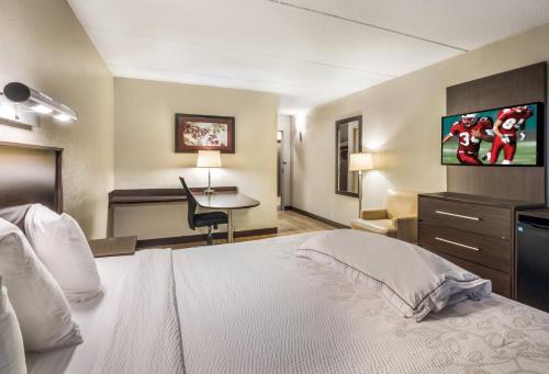 Habitación de hotel con cama y escritorio en Red Roof Inn PLUS+ Boston - Woburn/ Burlington en Woburn