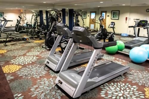 Staybridge Suites Minot by IHGにあるフィットネスセンターまたはフィットネス設備