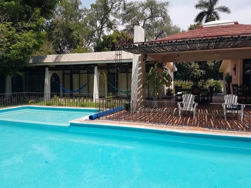 een huis met een zwembad en een prieel bij Villa Esperanza in Ticumán