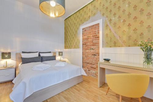 ソポトにあるLion Apartments - Unique 755のベッドルーム1室(ベッド1台、デスク、椅子付)