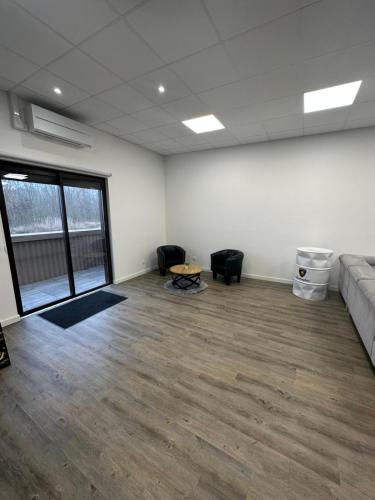 une pièce vide avec un canapé et une table dans l'établissement Loft chic standing, à Franconville