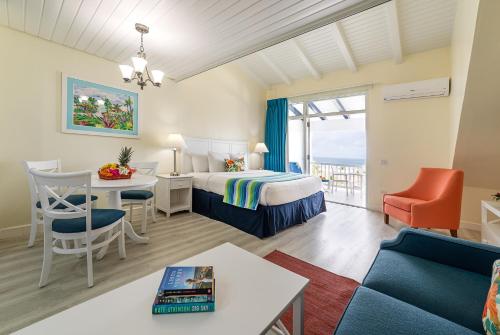 La Vista Resort في سيمبسون باي: غرفة فندقية بسرير وطاولة وكراسي