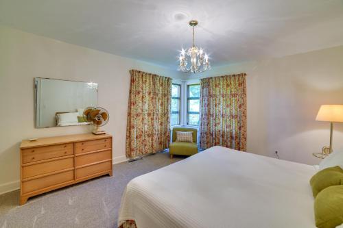 Säng eller sängar i ett rum på Fifties Beaufort Home with Patio, On Newport River!