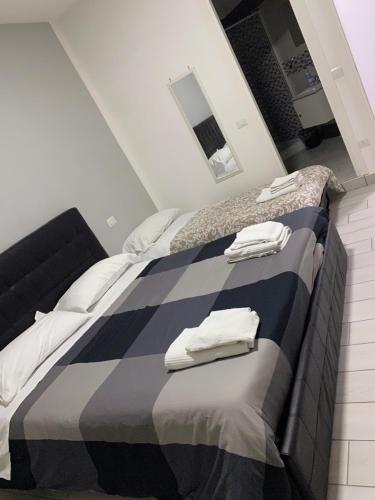 ein Schlafzimmer mit einem Bett mit Handtüchern darauf in der Unterkunft Neapolis center in Neapel