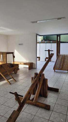 Habitación con muebles de madera y suelo de baldosa. en Apartamento Orla Pajuçara, en Maceió