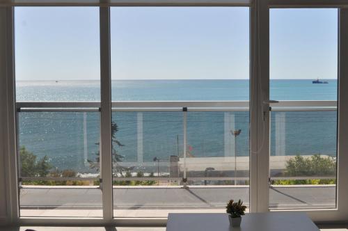 una ventana grande con vistas al océano. en Edificio Frente al Mar - Amplios departamentos en Caleta Olivia