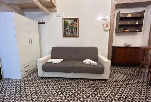ナポリにあるTribunali apartmentsのリビングルーム(ソファ、動物2匹の詰め物付)