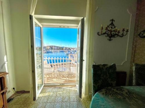 Μπαλκόνι ή βεράντα στο Seafront captain apartment