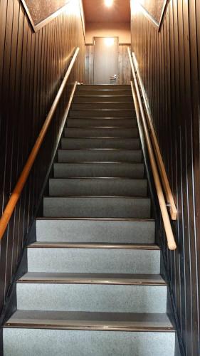 un conjunto de escaleras en un edificio en Mari Beauty Salon 2F - Vacation STAY 16557v en Sado