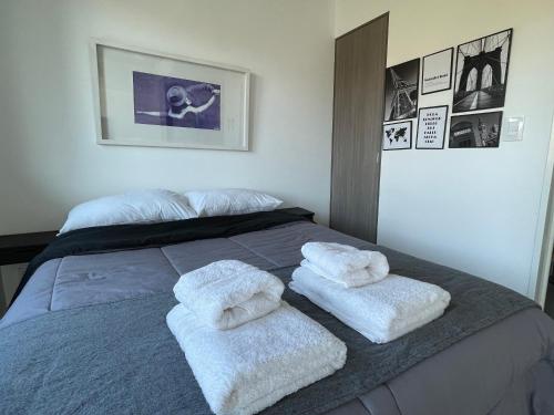 1 dormitorio con 1 cama con 2 toallas en Cute studio in San Telmo all brand new 2 pax 3A en Buenos Aires