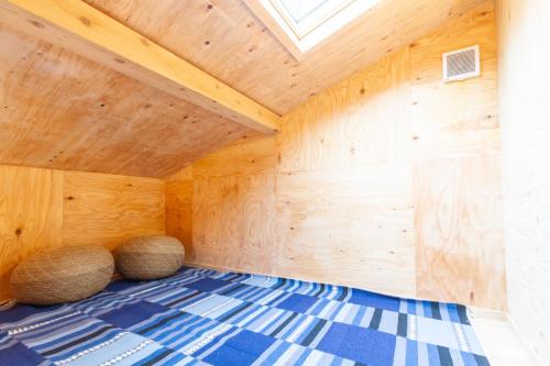 una sauna con paredes de madera y techo en Izukogen tent resort - Vacation STAY 13377v, en Ito