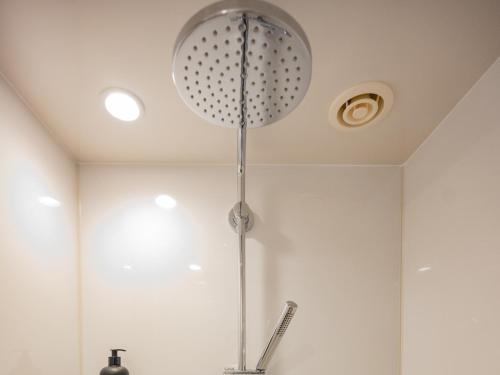 uma cabeça de chuveiro pendurada no tecto de uma casa de banho em Zao Onsen Lodge Sukore - Vacation STAY 55487v em Yamagata