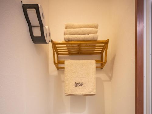um toalheiro com toalhas na casa de banho em Zao Onsen Lodge Sukore - Vacation STAY 55487v em Yamagata