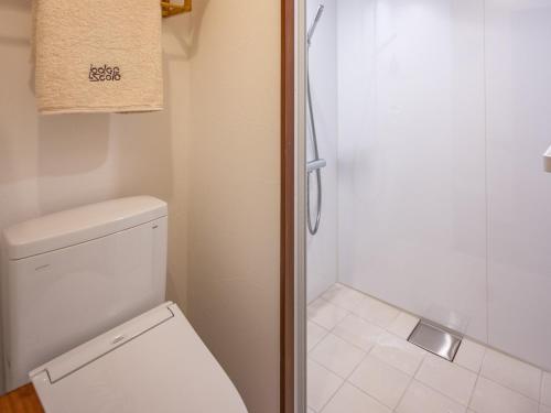 uma pequena casa de banho com WC e chuveiro em Zao Onsen Lodge Sukore - Vacation STAY 55487v em Yamagata