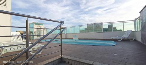 a balcony with a swimming pool on top of a building at Vista para a Orla de VV in Vila Velha