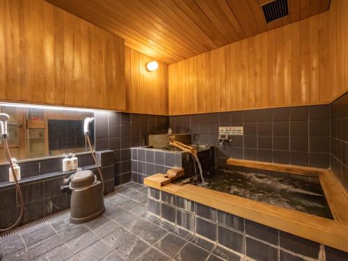 y baño con bañera y lavamanos. en Zao Onsen Lodge Sukore - Vacation STAY 55497v, en Yamagata