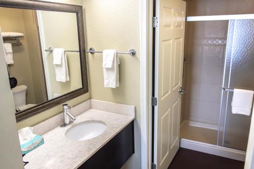 Staybridge Suites Minot by IHGにあるバスルーム