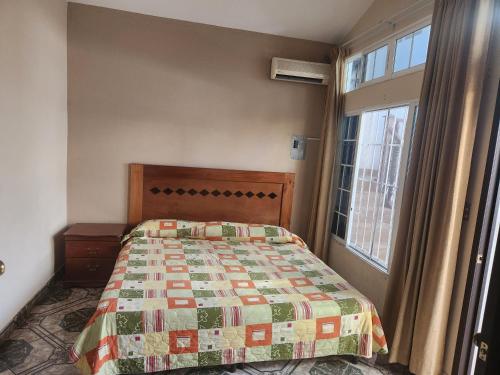 1 dormitorio con cama y ventana en Hotel Casa de Don Francisco, en Flores