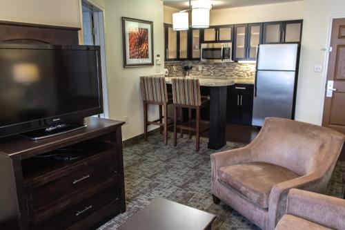 Staybridge Suites Minot by IHGにあるキッチンまたは簡易キッチン
