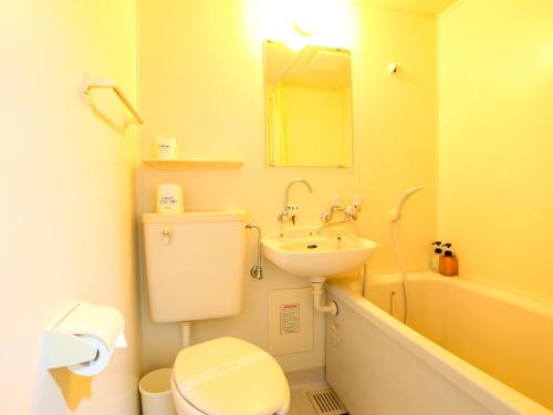 bagno con servizi igienici bianchi e lavandino di Hotel Tsushima - Vacation STAY 84601v a Tsushima