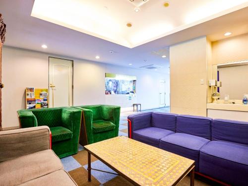 Hotel Tsushima - Vacation STAY 84601v في تسوشيما: غرفة انتظار مع أثاث أرجواني وأخضر