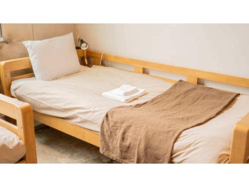 una camera con letto e struttura in legno di fan! -ABURATSU- Sports Bar & HOSTEL - Vacation STAY 78445v a Nichinan